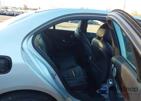 2016 Mercedes-Benz C 300 4Matic z USA, uszkodzony, nr VIN 55SWF4KB3GU176758